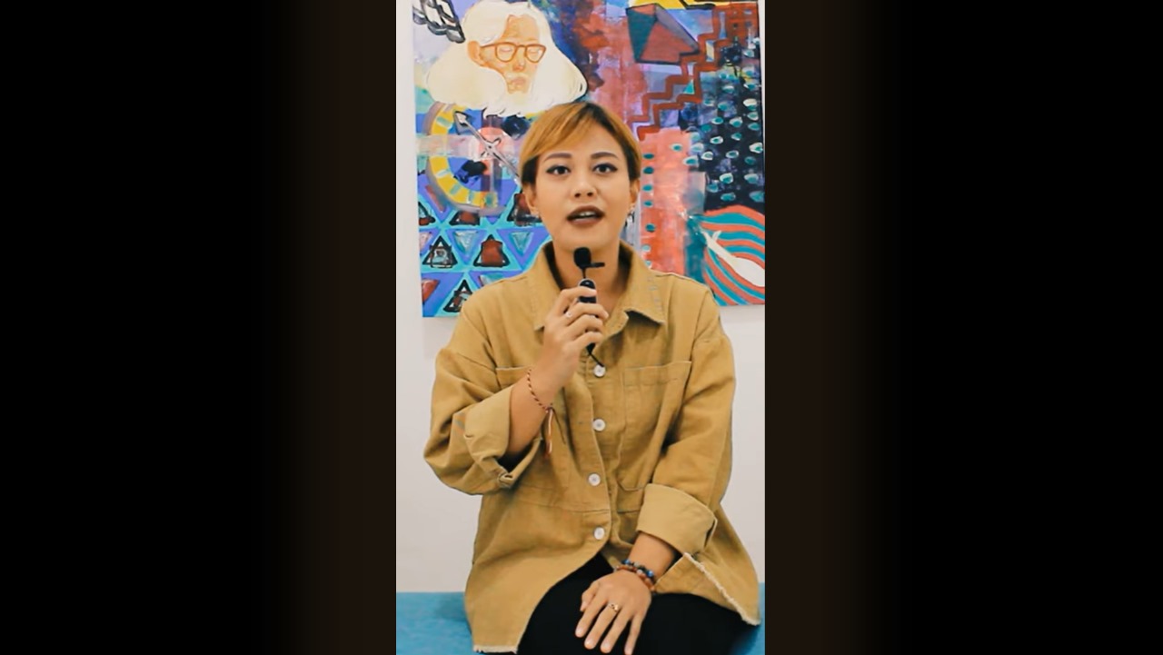 Video testimoni Ibu Sarah Wijaya, orang tua siswa kelas 5 SD, berbagi pengalaman tentang peningkatan prestasi akademik dan antusiasme belajar anak